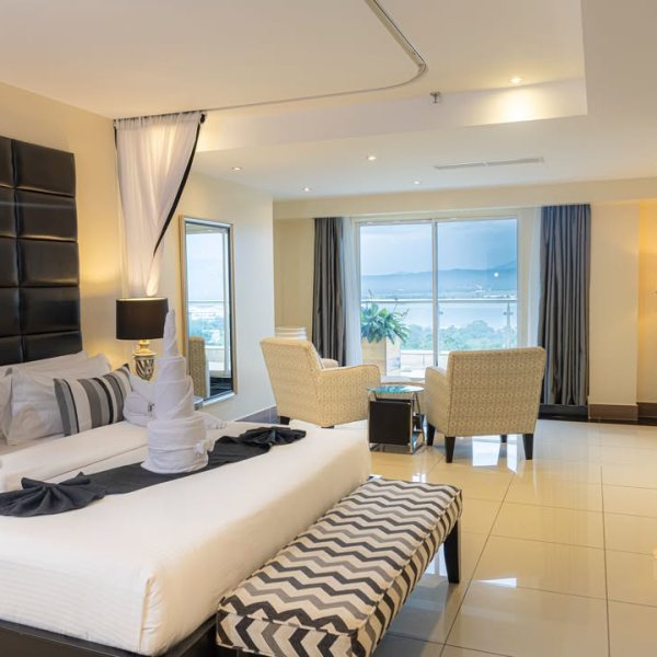 Rooms &amp; suites
