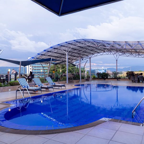 Pool &amp; rooftop